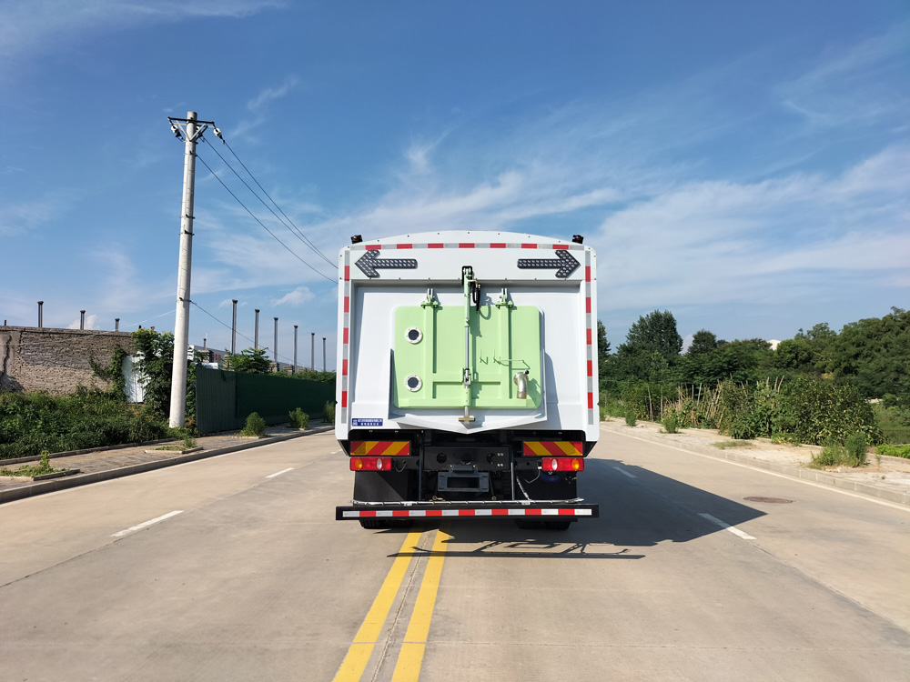 新款東風4x2純電動16m3道路清掃車多功能綠色灑水吸塵器電動汽車圖片5
