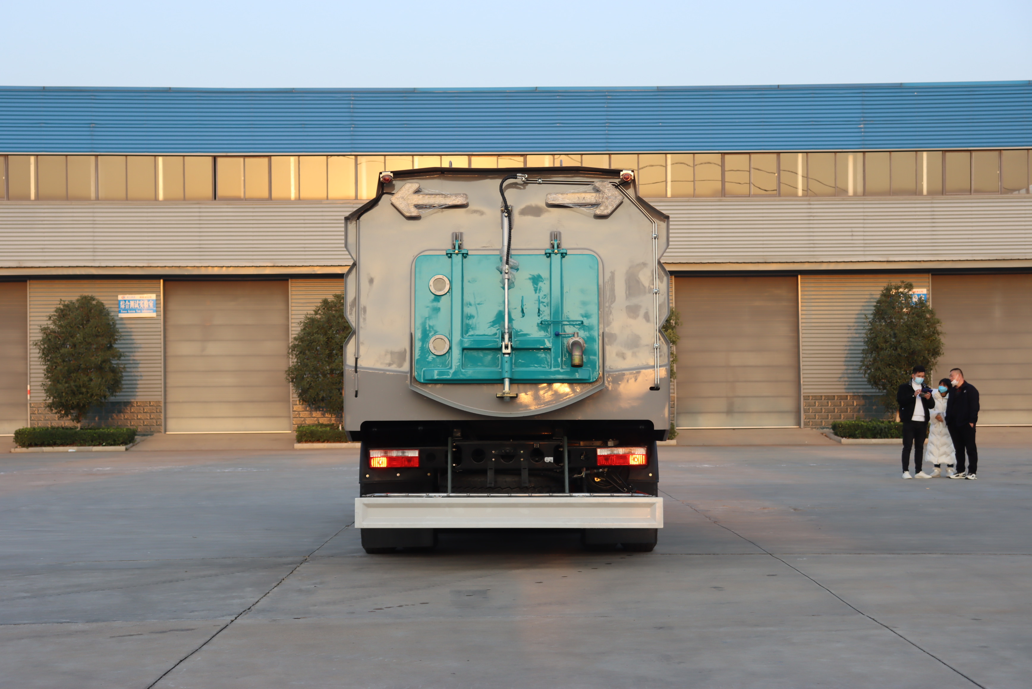 東風(fēng)凱普特型純電動(dòng)高端多功能洗掃車圖片5