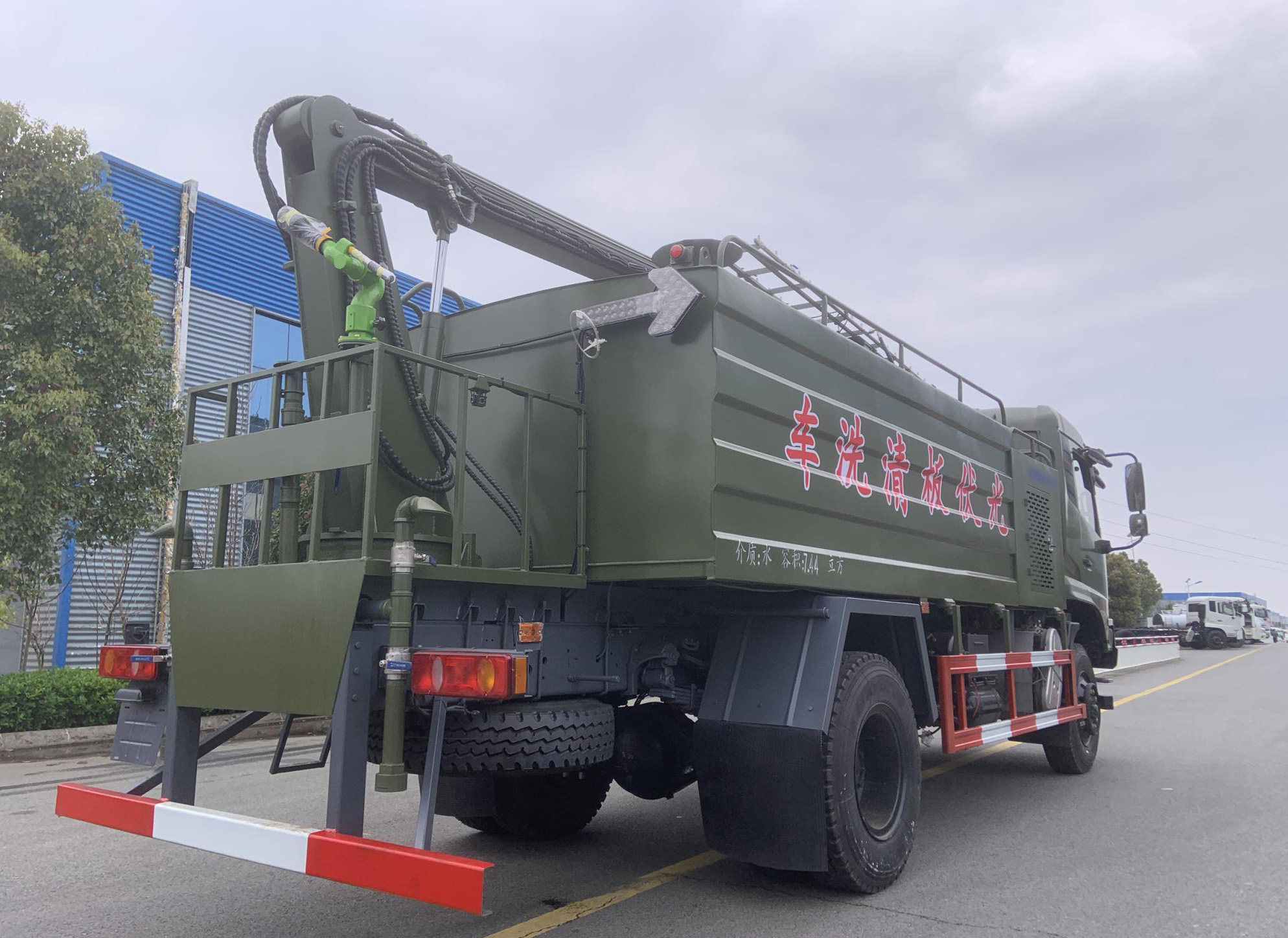 東風天錦四驅4X4光伏板清洗車圖片4