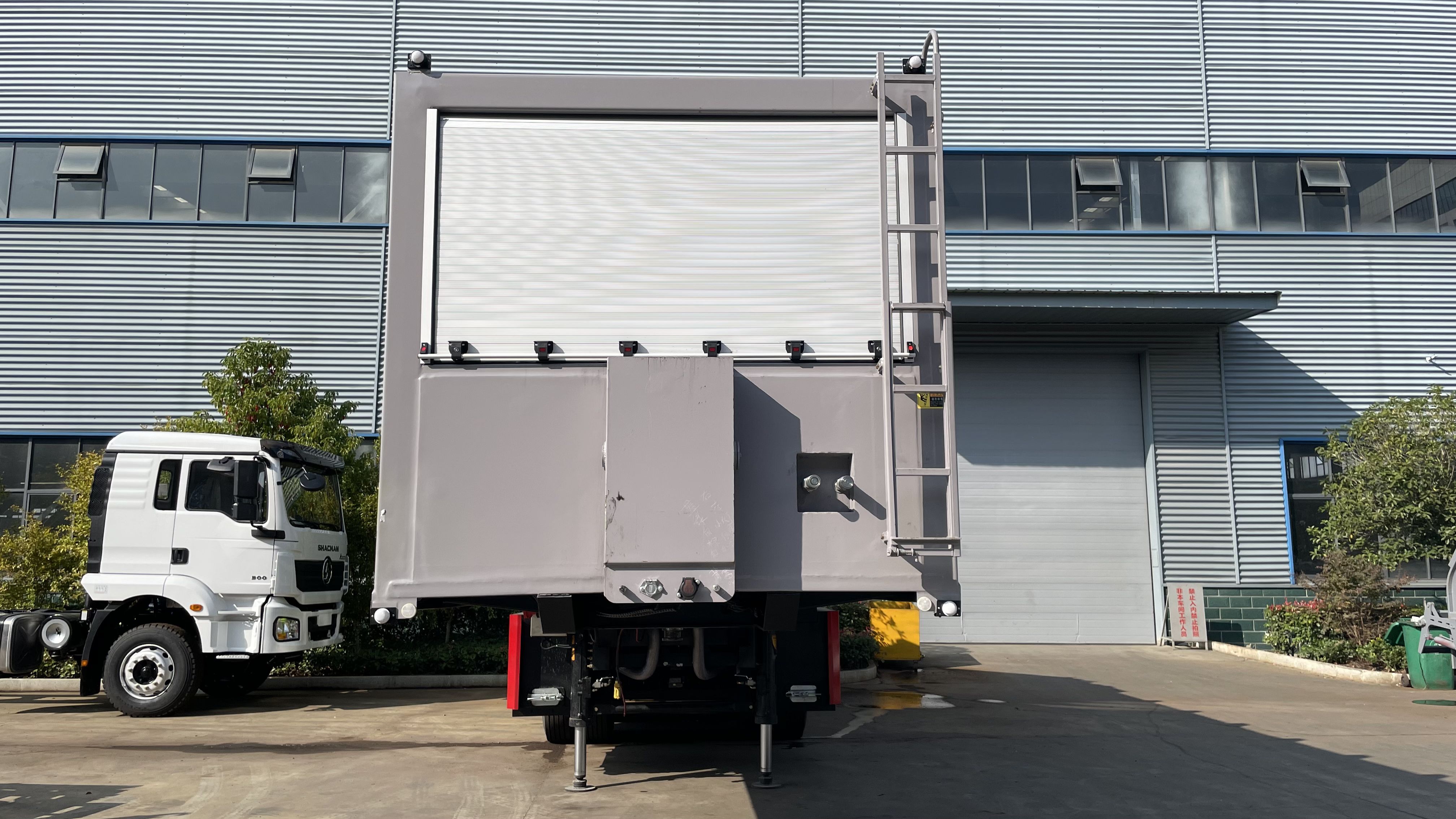 壓縮式半掛垃圾車移動(dòng)垃圾站圖片2