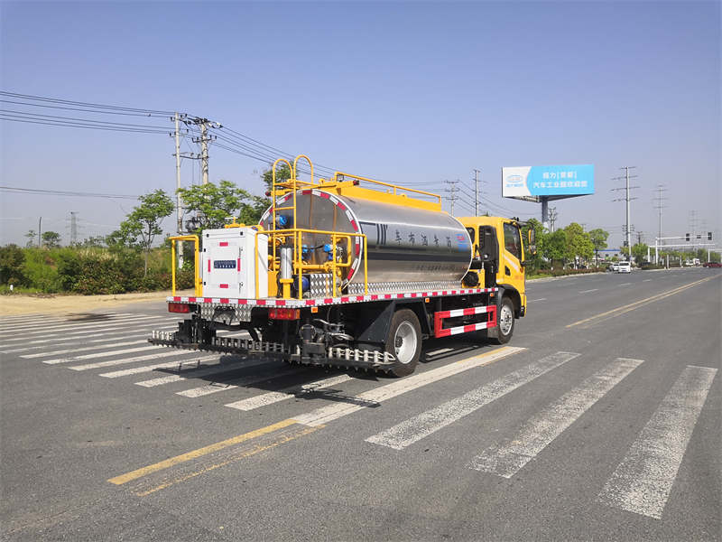 東風(fēng)華神T3瀝青灑布車(chē)圖片3