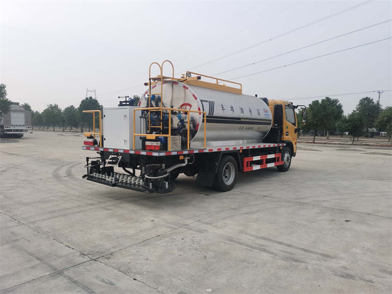 東風(fēng)大多利卡6.12方標(biāo)準(zhǔn)型瀝青灑布車(chē)圖片4