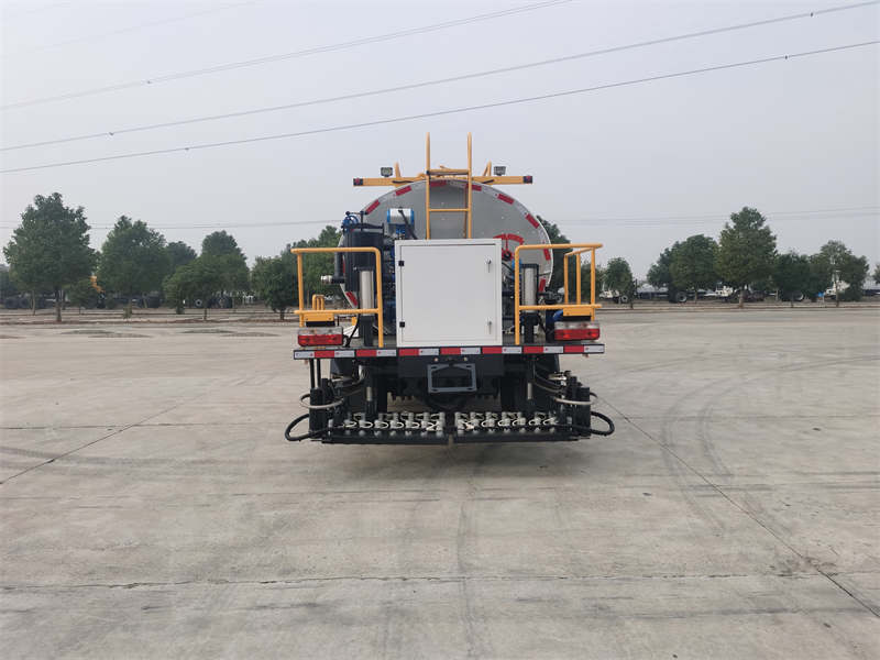 東風(fēng)大多利卡6.12方標(biāo)準(zhǔn)型瀝青灑布車(chē)圖片5