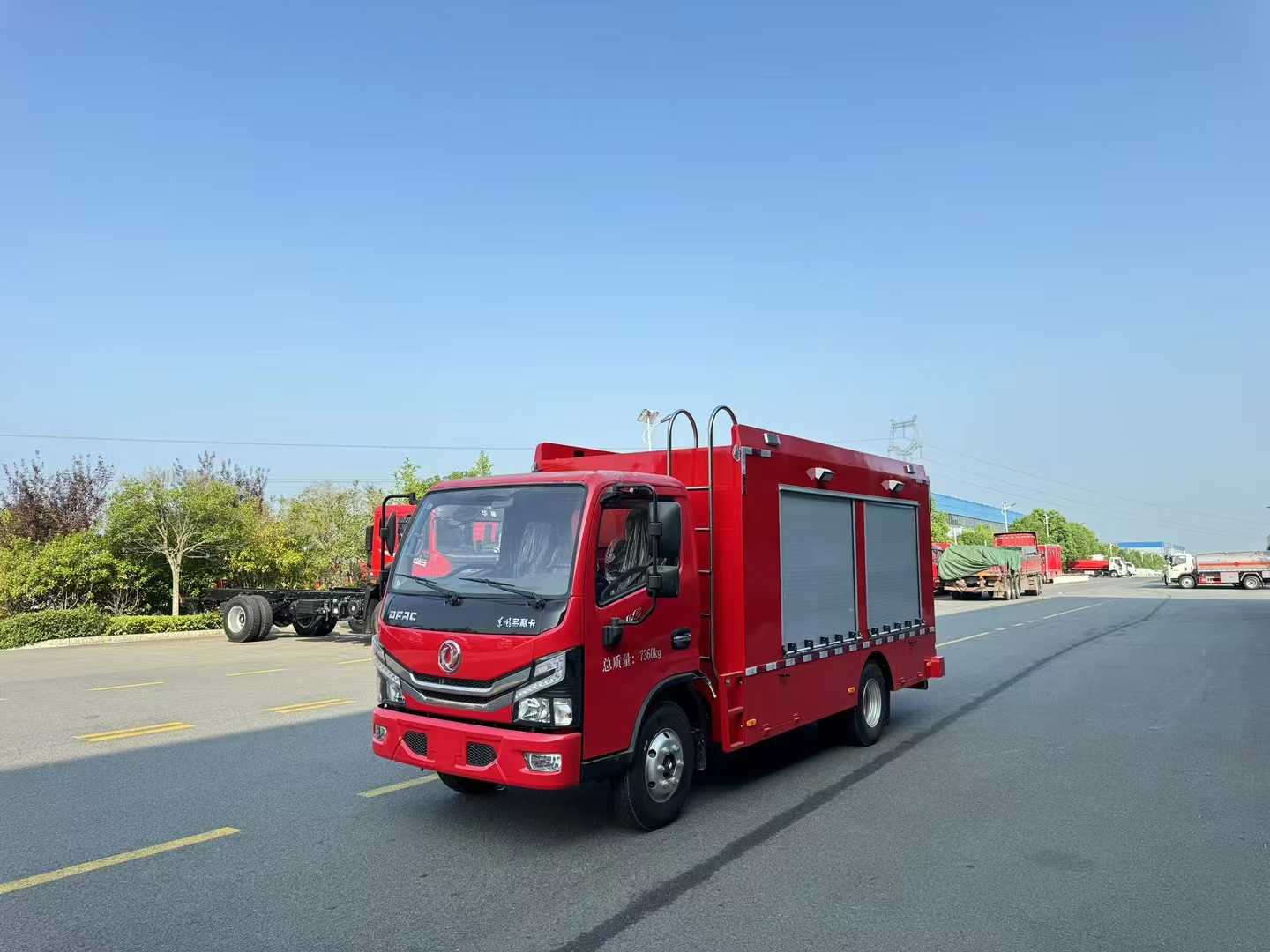 東風(fēng)多利卡高端裝備運(yùn)輸車(chē)